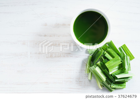 fresh pandan leaves. 37624679