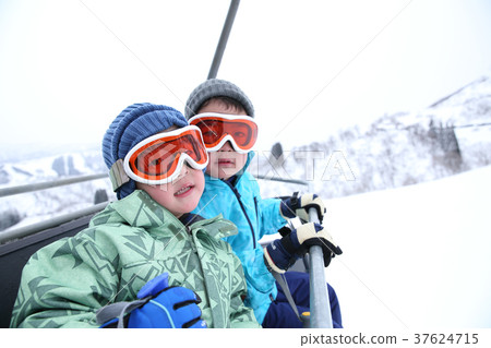孩子騎滑雪纜車 孩子騎滑雪纜車 37624715