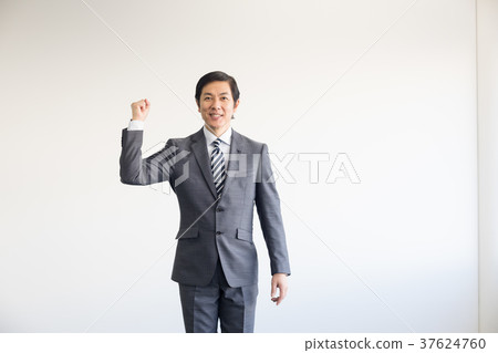 Businessman who plays guts pose Businessman who plays guts pose 37624760