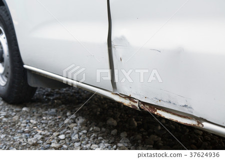 Car wound 37624936