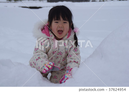 Snow play 4 years old girl 37624954