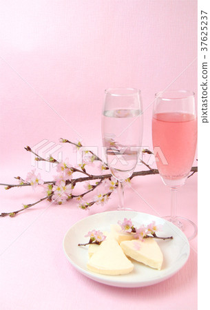 春天慶祝櫻桃和紅色白葡萄酒和乳酪 37625237