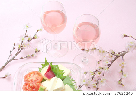 春天慶祝酒和奶酪 37625240
