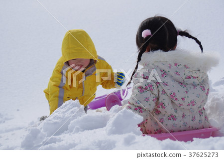 I play snow well with my brother and sister I play snow well with my brother and sister 37625273