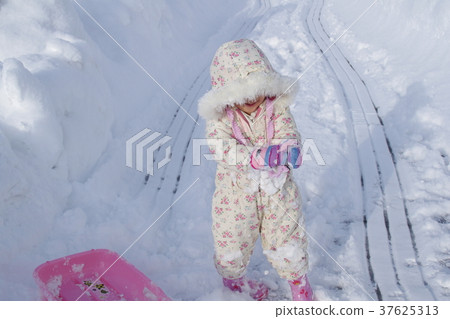 Snow play 4 years old girl Snow play 4 years old girl 37625313