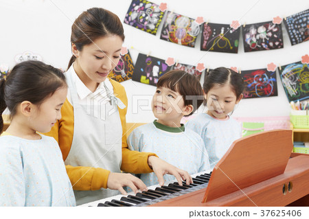 幼兒園,幼兒園,兒童,老師,韓語 幼兒園,幼兒園,兒童,老師,韓語 37625406