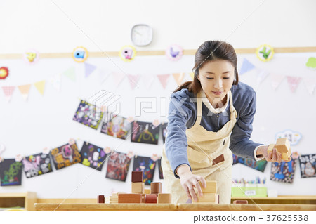 幼兒園,女孩,老師,韓國 幼兒園,女孩,老師,韓國 37625538