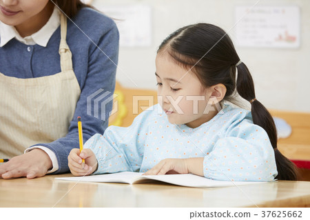 幼兒園,幼兒園,兒童,老師,韓語 幼兒園,幼兒園,兒童,老師,韓語 37625662