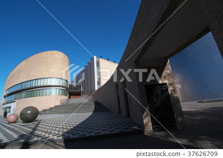 Spherical objects and avant-garde buildings 37626709