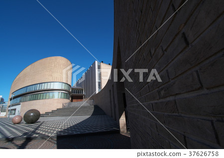 Spherical objects and avant-garde buildings 37626758