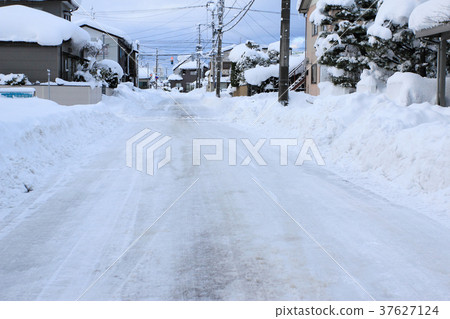 Winter cityscape Winter cityscape 37627124