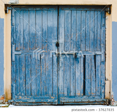 Old large wooden doors painted in blue Old large wooden doors painted in blue 37627835