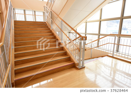 Photographing the scenery of the stairs and landing of the school where the bright sun shines Photographing the scenery of the stairs and landing of the school where the bright sun shines 37628464