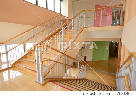 Photographing the scenery of the stairs and landing of the school where the bright sun shines 37628465