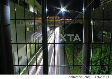 從人行道上看到的道路 從人行道上看到的道路 37629551