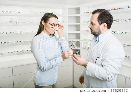 doctor and patient pick up glasses 37629552