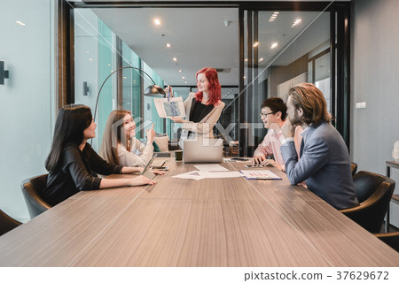 Western business woman boss meeting with her employees in meetin 37629672