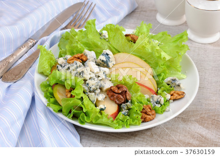 Gorgonzola salad with pear Gorgonzola salad with pear 37630159
