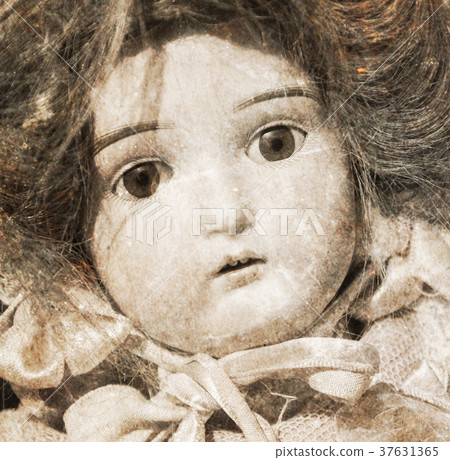 Abandoned doll with glass eyes 37631365