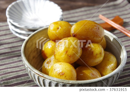 Boiled potatoes Boiled potatoes 37631915