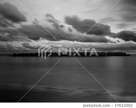 Horizontal line and tetra pot 37632002