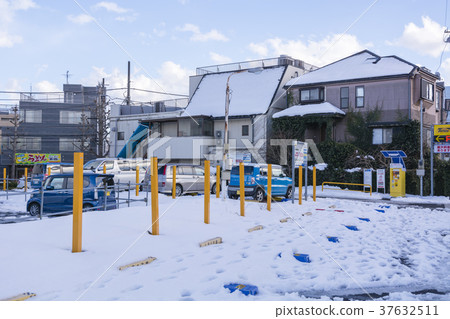 Snow parking lot 37632511