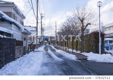 Snow-dwelling residential area 37632512