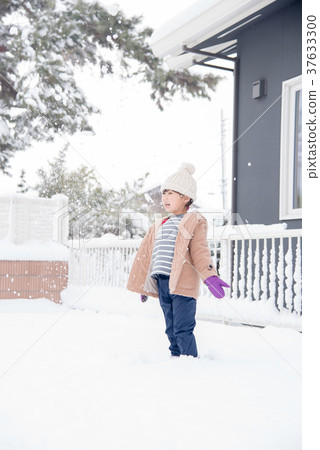 A girl playing snow 37633300