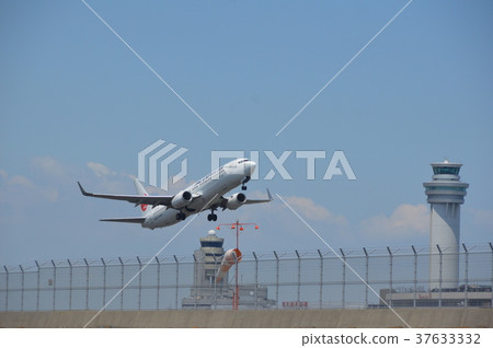 Airplane to takeoff (Haneda Airport / Ota Ward, Tokyo) 37633332