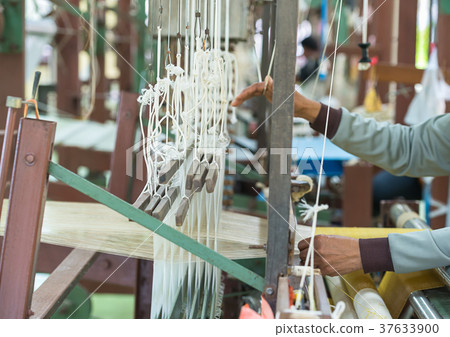 Weave silk cotton on the manual wood loom Weave silk cotton on the manual wood loom 37633900