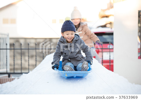 A child playing snow 37633969