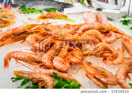 Fresh shrimp on the market Fresh shrimp on the market 37634010