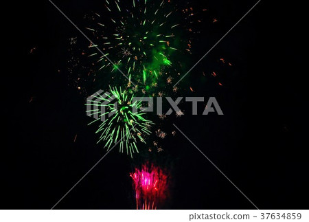 自然設計煙花的背景材料·用菊花和菊花菊花和上升的軌跡發射煙花·水平位置 37634859