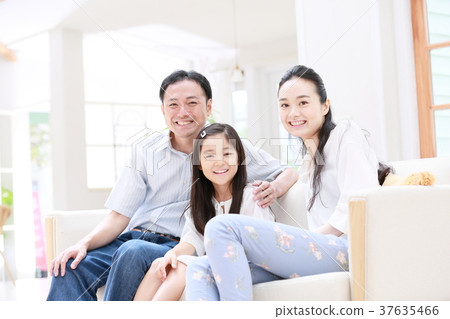 坐在沙發上 坐在沙發上 37635466