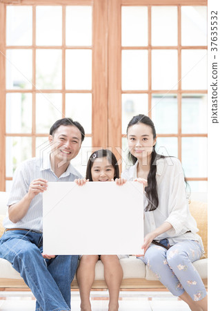沙發坐父母和孩子白板 沙發坐父母和孩子白板 37635532