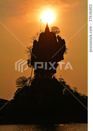 岩石塔在Pa'an，緬甸 37636803