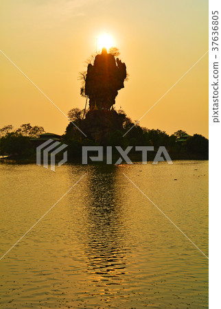 岩石塔在Pa'an，緬甸 37636805