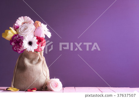 Bouquet of mixed flowers in a cute jute bag 37637507