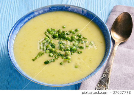 Cream soup with potatoes, leek and peas on wooden 37637778