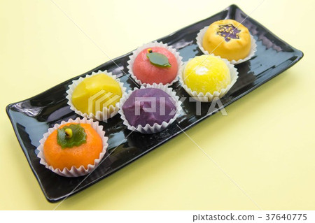 Assorted Japanese sweets 37640775
