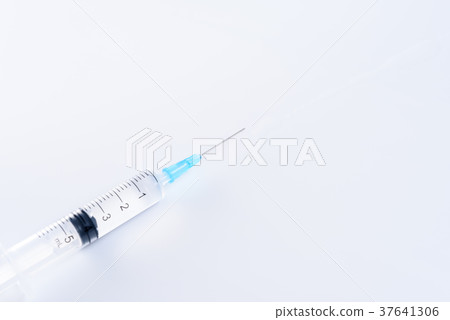 從注射器的液體醫學研究圖像 37641306