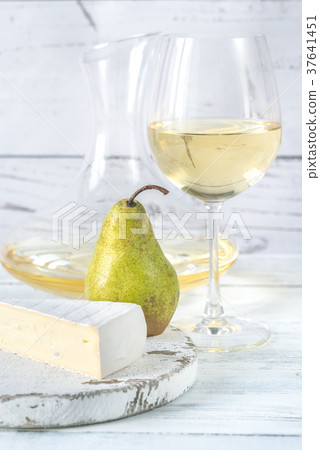 Glass of white wine with cheese and pears 37641451
