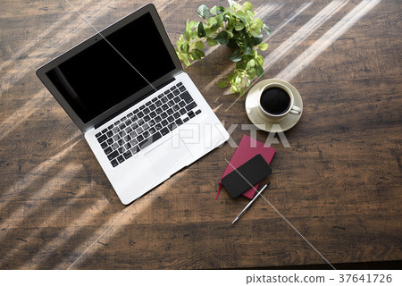 Laptop and coffee (break image Makoto) 37641726