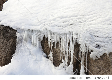 在Machigazawa附近的冰柱在冬天 在Machigazawa附近的冰柱在冬天 37642241