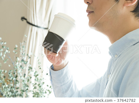 中年男子喝咖啡 37642782