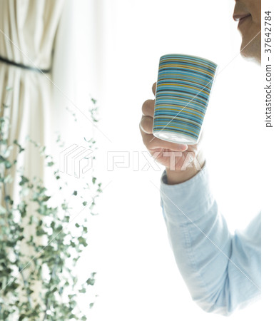 中年男子喝咖啡 37642784