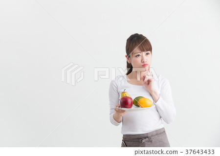 白色圍裙的婦女·白色後面 37643433