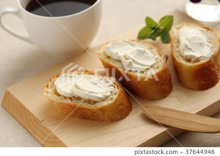 在長方形寶石的乳脂乾酪 37644946