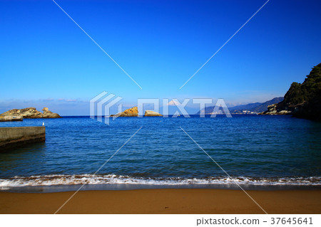 A town with a beautiful view of Mt. Fuji A town with a beautiful view of Mt. Fuji 37645641