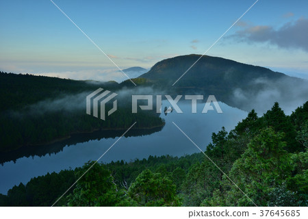 高山湖泊,湖,清晨,水,高山,山,山嵐,雲,霧氣,氣象,森林,太平山森林遊樂區,宜蘭縣,大同鄉 37645685